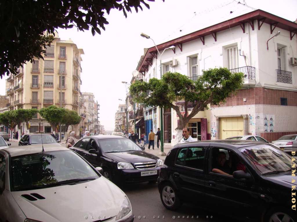 ORAN PLACE H GIRAUD ET PHARMACIE SALLESSY.JPG